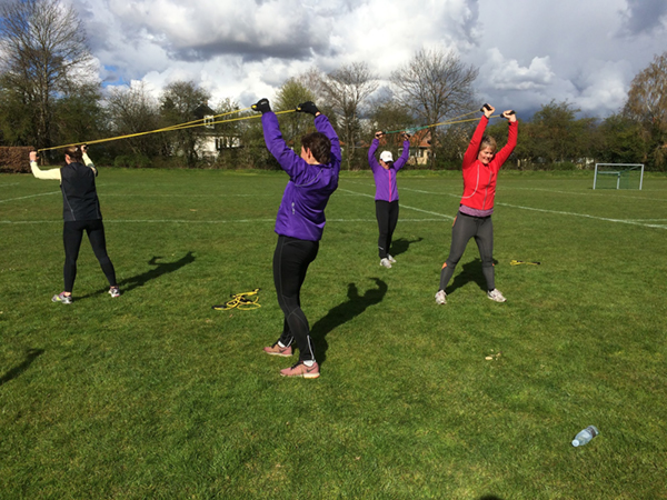 Pigerne træner med reb til outdoor træning